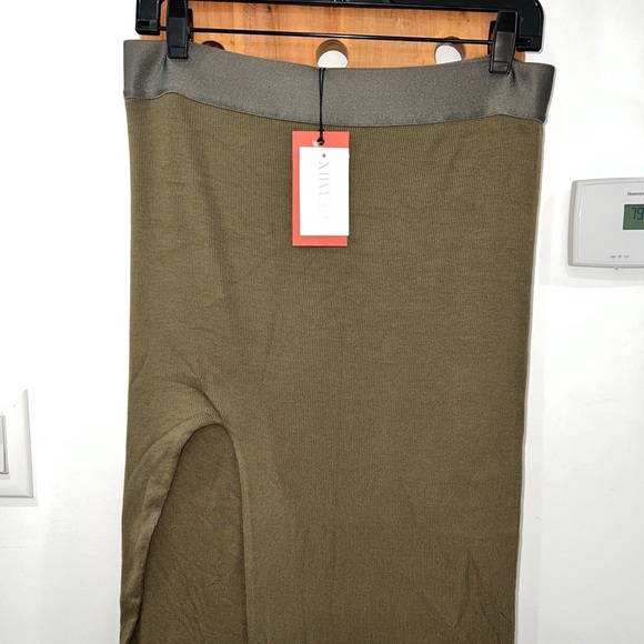 🆕 Alix NYC Trist Rib Knit Midi Skirt - Picture 7 of 11